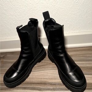 Celia Peyton Chelsea Boot, gently worn, Sz 6